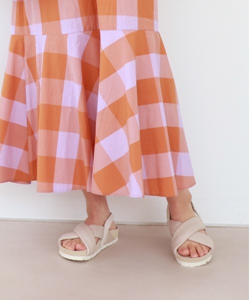 inter-chaussures(インターショシュール)の「【Art】フットベットパフストラップサンダル(E32203)(サンダル・レディース・ライトベージュ/ライトブルー/ブラック・36/37/38/39)」の3枚目の写真