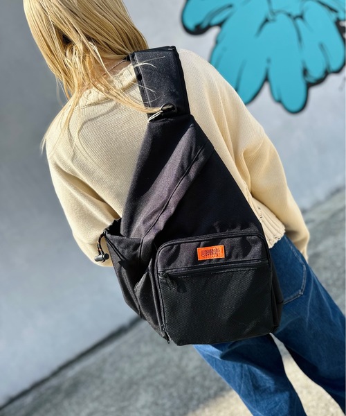 UNIVERSAL OVERALL(ユニバーサルオーバーオール)の「UNIVERSAL OVERALL/ユニバーサルオーバーオール / UO ワンショルダーボディワラバッグ / UVO-149(ショルダーバッグ・レディース・オレンジ/ライトグレー/ブラック/ネイビー・ONESIZE)」の5枚目の写真