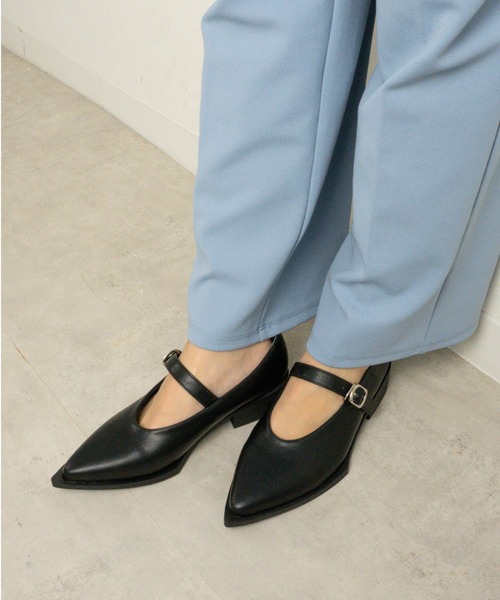 Fabby fabby(ファビィーファビィー)の「ストラップポインテッドパンプス(パンプス・レディース・ブラック/ベージュ/オフホワイト・LARGE/SMALL/MEDIUM)」の3枚目の写真