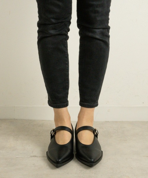Fabby fabby(ファビィーファビィー)の「ストラップポインテッドパンプス(パンプス・レディース・ブラック/ベージュ/オフホワイト・LARGE/SMALL/MEDIUM)」の6枚目の写真