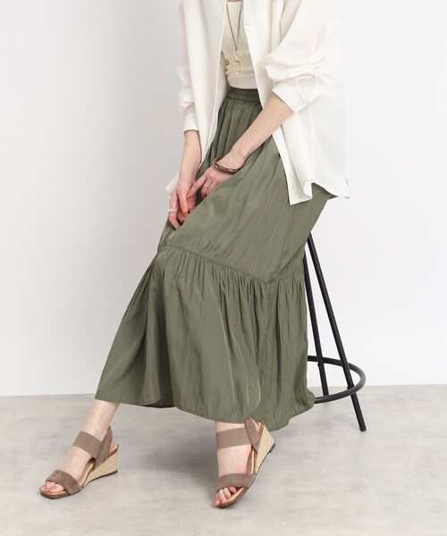 SHOO・LA・RUE（シューラルー）の「◆トレンドライクなヴィンテージサテン ティアードスカート（スカート・レディース・ブルー/オリーブ/ライトグレー/ブラック・00）」の4枚目の写真