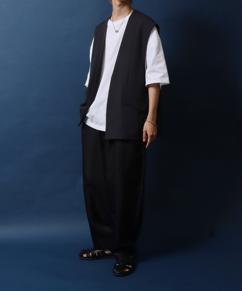 ANPAS(アンパス)の「Drape Twill Fabric Oversized No Collar Gilet/別注 ドレープツイル オーバーサイズ ノーカラー ジレベスト(ベスト・メンズ・ベージュ/チャコール/ブラック・L/M)」の4枚目の写真