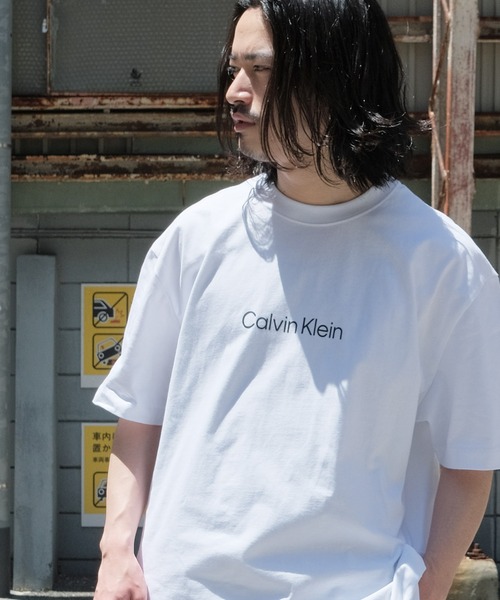 Lulu & Arnie(るるあんどあーにー)の「Calvin Klein / カルバン クライン SS RLXD STANDARD LOGO リラックスフィット ロゴ クルーネック 半袖 Tシャツ(Tシャツ/カットソー・メンズ・ブラック/ホワイト・MEDIUM/LARGE/X-LARGE)」の1枚目の写真