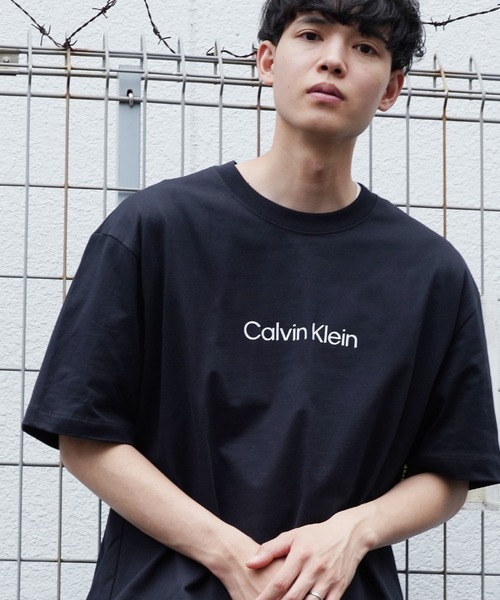 Lulu & Arnie(るるあんどあーにー)の「Calvin Klein / カルバン クライン SS RLXD STANDARD LOGO リラックスフィット ロゴ クルーネック 半袖 Tシャツ(Tシャツ/カットソー・メンズ・ブラック/ホワイト・MEDIUM/LARGE/X-LARGE)」の2枚目の写真