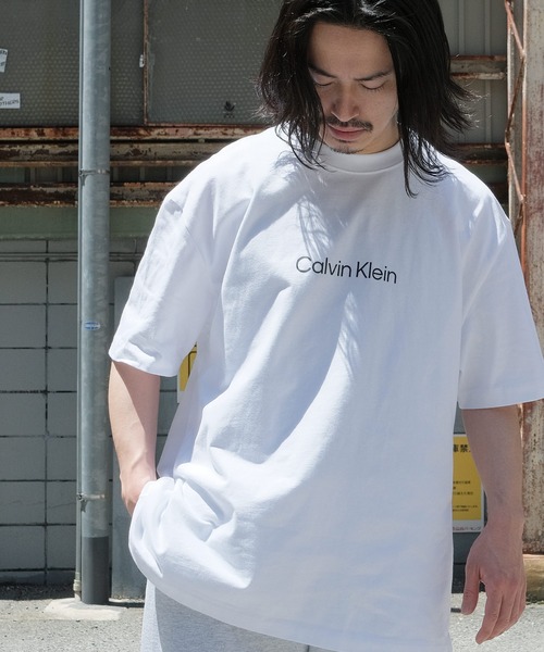 Lulu & Arnie(るるあんどあーにー)の「Calvin Klein / カルバン クライン SS RLXD STANDARD LOGO リラックスフィット ロゴ クルーネック 半袖 Tシャツ(Tシャツ/カットソー・メンズ・ブラック/ホワイト・MEDIUM/LARGE/X-LARGE)」の11枚目の写真