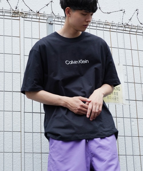 Lulu & Arnie(るるあんどあーにー)の「Calvin Klein / カルバン クライン SS RLXD STANDARD LOGO リラックスフィット ロゴ クルーネック 半袖 Tシャツ(Tシャツ/カットソー・メンズ・ブラック/ホワイト・MEDIUM/LARGE/X-LARGE)」の3枚目の写真