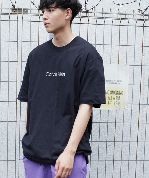 Lulu & Arnie(るるあんどあーにー)の「Calvin Klein / カルバン クライン SS RLXD STANDARD LOGO リラックスフィット ロゴ クルーネック 半袖 Tシャツ(Tシャツ/カットソー・メンズ・ブラック/ホワイト・MEDIUM/LARGE/X-LARGE)」の4枚目の写真