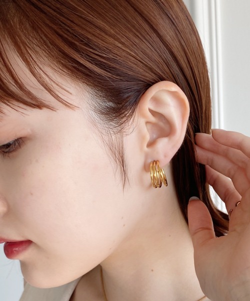 thank U more(サンキューモア)の「【サージカルステンレス】3連風フープピアス(ピアス(両耳用)・レディース・ゴールド/シルバー・FREE)」の2枚目の写真