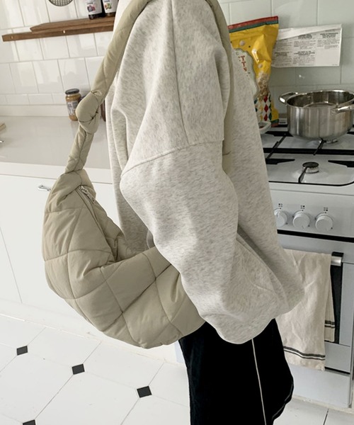 florist（フローリスト）の「【2WAY/軽量】【ユニセックス】キルティングライクなハーフムーンノットショルダーバッグ/トートバッグ（メッセンジャーバッグ・レディース・ブラック/ライトブラウン/オフホワイト・FREE）」の2枚目の写真