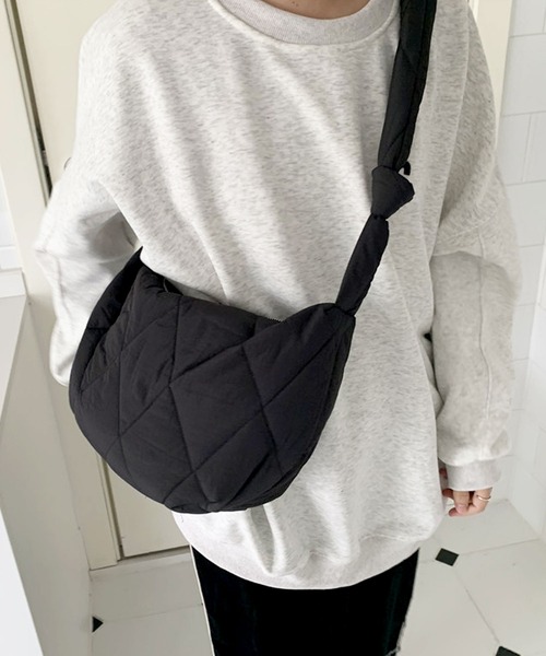 florist（フローリスト）の「【2WAY/軽量】【ユニセックス】キルティングライクなハーフムーンノットショルダーバッグ/トートバッグ（メッセンジャーバッグ・レディース・ブラック/ライトブラウン/オフホワイト・FREE）」の3枚目の写真