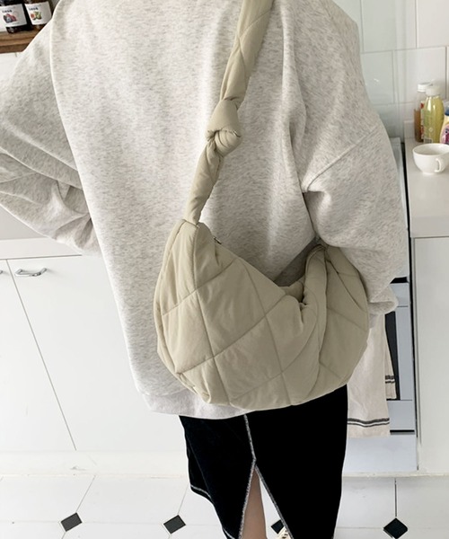 florist（フローリスト）の「【2WAY/軽量】【ユニセックス】キルティングライクなハーフムーンノットショルダーバッグ/トートバッグ（メッセンジャーバッグ・レディース・ブラック/ライトブラウン/オフホワイト・FREE）」の8枚目の写真