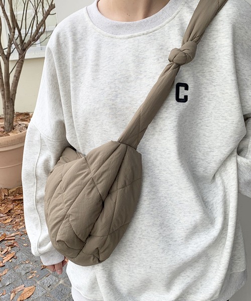 florist（フローリスト）の「【2WAY/軽量】【ユニセックス】キルティングライクなハーフムーンノットショルダーバッグ/トートバッグ（メッセンジャーバッグ・レディース・ブラック/ライトブラウン/オフホワイト・FREE）」の10枚目の写真