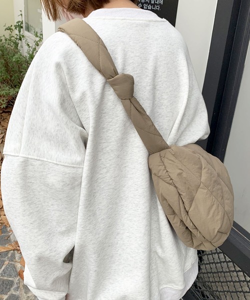 florist（フローリスト）の「【2WAY/軽量】【ユニセックス】キルティングライクなハーフムーンノットショルダーバッグ/トートバッグ（メッセンジャーバッグ・レディース・ブラック/ライトブラウン/オフホワイト・FREE）」の11枚目の写真