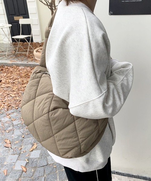 florist（フローリスト）の「【2WAY/軽量】【ユニセックス】キルティングライクなハーフムーンノットショルダーバッグ/トートバッグ（メッセンジャーバッグ・レディース・ブラック/ライトブラウン/オフホワイト・FREE）」の12枚目の写真