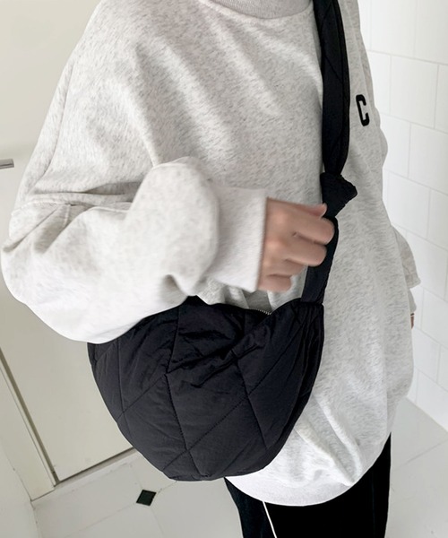 florist（フローリスト）の「【2WAY/軽量】【ユニセックス】キルティングライクなハーフムーンノットショルダーバッグ/トートバッグ（メッセンジャーバッグ・レディース・ブラック/ライトブラウン/オフホワイト・FREE）」の13枚目の写真