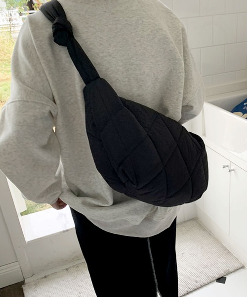 florist（フローリスト）の「【2WAY/軽量】【ユニセックス】キルティングライクなハーフムーンノットショルダーバッグ/トートバッグ（メッセンジャーバッグ・レディース・ブラック/ライトブラウン/オフホワイト・FREE）」の15枚目の写真