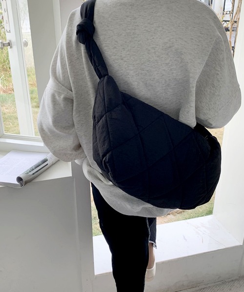 florist（フローリスト）の「【2WAY/軽量】【ユニセックス】キルティングライクなハーフムーンノットショルダーバッグ/トートバッグ（メッセンジャーバッグ・レディース・ブラック/ライトブラウン/オフホワイト・FREE）」の16枚目の写真