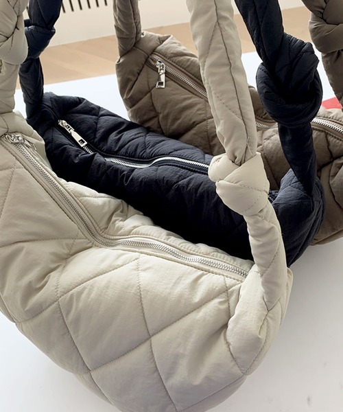 florist（フローリスト）の「【2WAY/軽量】【ユニセックス】キルティングライクなハーフムーンノットショルダーバッグ/トートバッグ（メッセンジャーバッグ・レディース・ブラック/ライトブラウン/オフホワイト・FREE）」の18枚目の写真