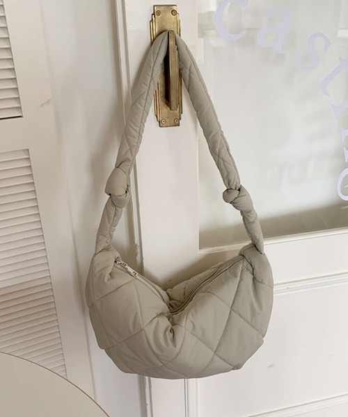 florist（フローリスト）の「【2WAY/軽量】【ユニセックス】キルティングライクなハーフムーンノットショルダーバッグ/トートバッグ（メッセンジャーバッグ・レディース・ブラック/ライトブラウン/オフホワイト・FREE）」の17枚目の写真