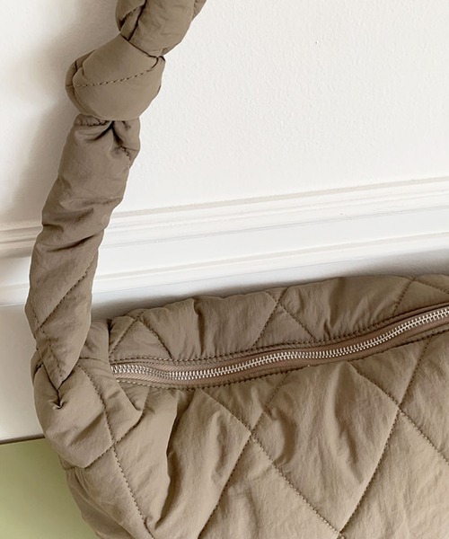 florist（フローリスト）の「【2WAY/軽量】【ユニセックス】キルティングライクなハーフムーンノットショルダーバッグ/トートバッグ（メッセンジャーバッグ・レディース・ブラック/ライトブラウン/オフホワイト・FREE）」の19枚目の写真