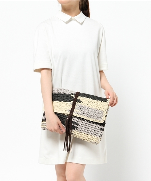 AZUL by moussy(アズールバイマウジー)の「ランダムパターンペーパーフリンジクラッチバッグ(ショルダーバッグ・レディース・カーキ/ブラック系その他・FREE)」の10枚目の写真
