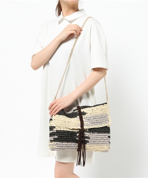 AZUL by moussy(アズールバイマウジー)の「ランダムパターンペーパーフリンジクラッチバッグ(ショルダーバッグ・レディース・カーキ/ブラック系その他・FREE)」の11枚目の写真