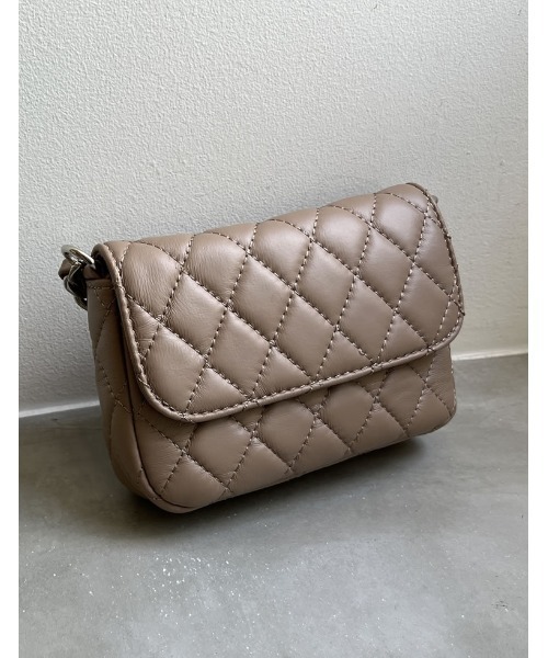 Re:EDIT（リエディ）の「[神山まりあさん着用][BAG COLLECTION]2WAYキルティングチェーンバッグ（ハンドバッグ・レディース・ベージュ/シルバー/ブラック・FREE）」の2枚目の写真