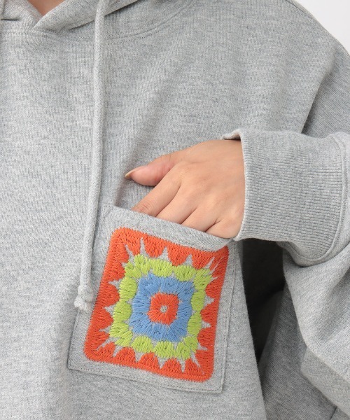 チチカカ（チチカカ）の「クロシェ刺繍スウェットプルパーカー（パーカー・レディース・グレー/ブラック/イエロー・FREE）」の15枚目の写真