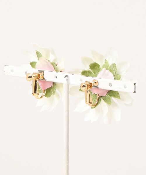 CHACO （FLOWER ACCESSORY）（チャコ）の「CHACO/ ホワイトマーガレットイヤリング（イヤリング・レディース・ホワイト・FREE）」の2枚目の写真