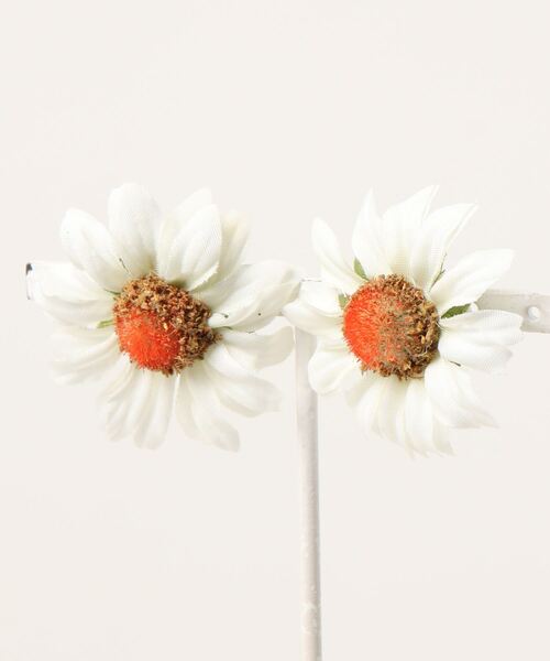 CHACO （FLOWER ACCESSORY）（チャコ）の「CHACO/ ホワイトマーガレットイヤリング（イヤリング・レディース・ホワイト・FREE）」の3枚目の写真