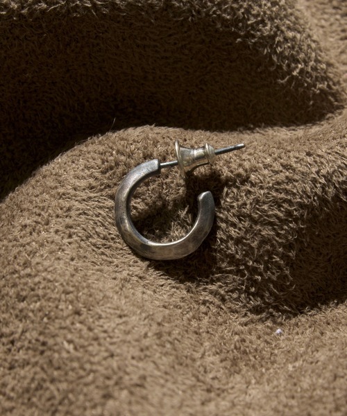 GILD(ギルド)の「GILD ギルド / Undulate hoop pierce_small シルバー925 フープピアス / G211-PC01(ピアス(片耳用)・メンズ・シルバー/ゴールド/プラチナム・FREE)」の6枚目の写真