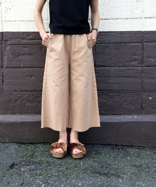 Kastane（カスタネ）の「断ち切りワイドパンツ（その他パンツ・レディース・カーキ/ベージュ/ブラック/ネイビー・FREE）」の3枚目の写真