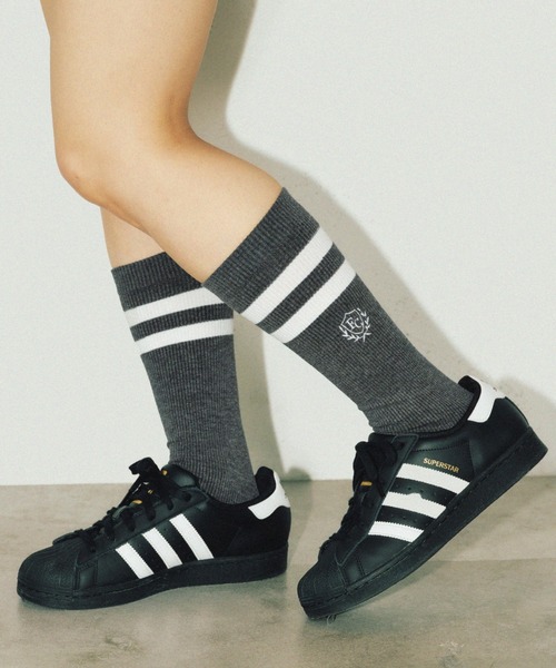 FCMM（エフシーエムエム）の「【日本限定アイテム】2LINE HI SOCKS/ツーラインハイソックス（ソックス/靴下・レディース・ブラック/ホワイト/グレー・FREE）」の3枚目の写真