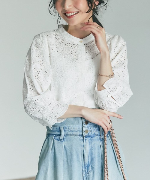 La boutique BonBon(ラブティックボンボン)の「刺繍クロップドブラウス(シャツ/ブラウス・レディース・ネイビー/ホワイト・FREE)」の2枚目の写真