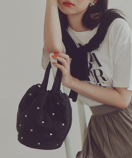 EDIT COLOGNE（エディットコロン）の「ボンディングスタッズ巾着（ショルダーバッグ・レディース・ホワイト/ブラック・ﾌﾘ-）」の3枚目の写真