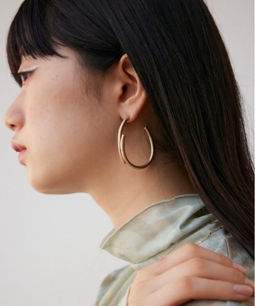 AZUL by moussy(アズールバイマウジー)の「ダルメタルニュアンスビッグフープピアス(ピアス(両耳用)・レディース・シルバー/ゴールド系その他・FREE)」の2枚目の写真