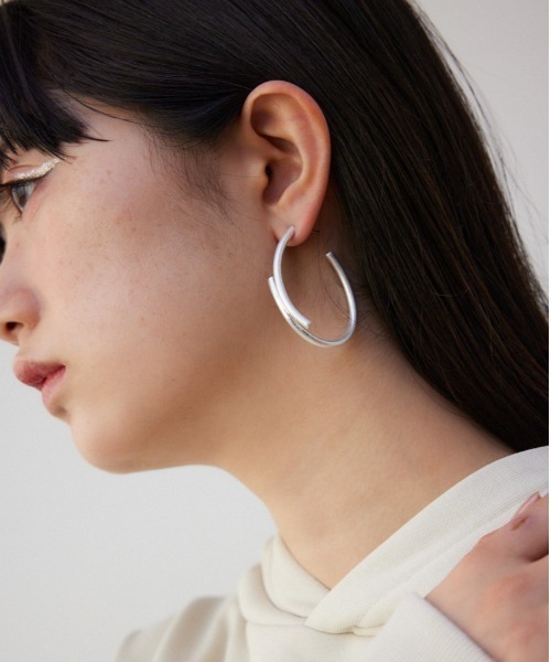 AZUL by moussy(アズールバイマウジー)の「ダルメタルニュアンスビッグフープピアス(ピアス(両耳用)・レディース・シルバー/ゴールド系その他・FREE)」の1枚目の写真