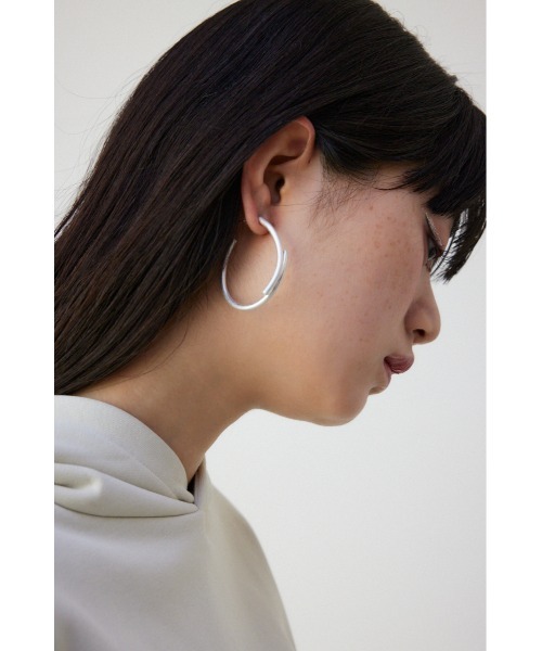 AZUL by moussy(アズールバイマウジー)の「ダルメタルニュアンスビッグフープピアス(ピアス(両耳用)・レディース・シルバー/ゴールド系その他・FREE)」の7枚目の写真