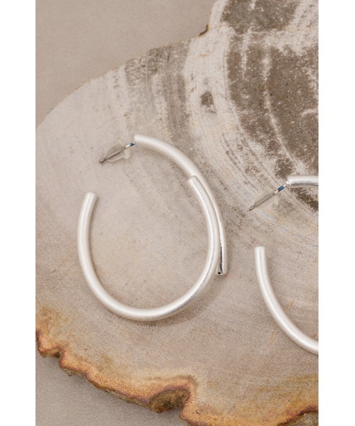 AZUL by moussy(アズールバイマウジー)の「ダルメタルニュアンスビッグフープピアス(ピアス(両耳用)・レディース・シルバー/ゴールド系その他・FREE)」の11枚目の写真