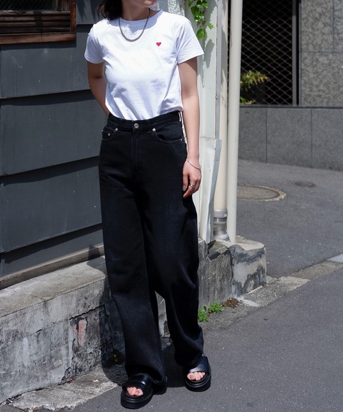 &HALF(アンドハーフ)の「ハートロゴ刺繍コンパクトTシャツ(Tシャツ/カットソー・レディース・ホワイト/ブラック・FREE)」の3枚目の写真