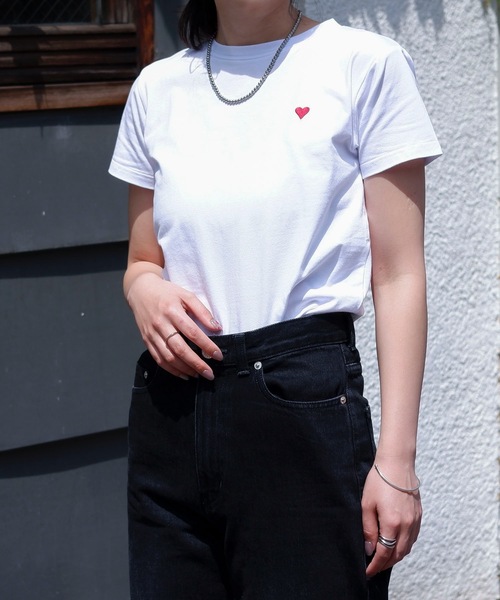 &HALF(アンドハーフ)の「ハートロゴ刺繍コンパクトTシャツ(Tシャツ/カットソー・レディース・ホワイト/ブラック・FREE)」の5枚目の写真