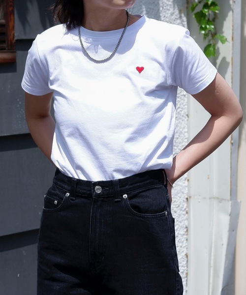 &HALF(アンドハーフ)の「ハートロゴ刺繍コンパクトTシャツ(Tシャツ/カットソー・レディース・ホワイト/ブラック・FREE)」の6枚目の写真