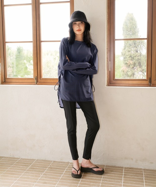 OSYAREVO(オシャレボ)の「水着 レディース 体型カバー ラッシュガード 紫外線カット率 99%以上 UPF50+ uvカット フィットネス 水陸両用 ラッシュレギンス サイドギャザー セットアップ セパレート(ラッシュガード・レディース・ホワイト×ブルー/ホワイト×ブラック/ブラック/ダークベージュ/ベージュ/ブラウン/チェック/ナチュラル/グレイッシュブルー/ハウンドトゥース/ネイビー系/ブラウン系その他・MEDIUM/LARGE/X-LARGE)」の18枚目の写真