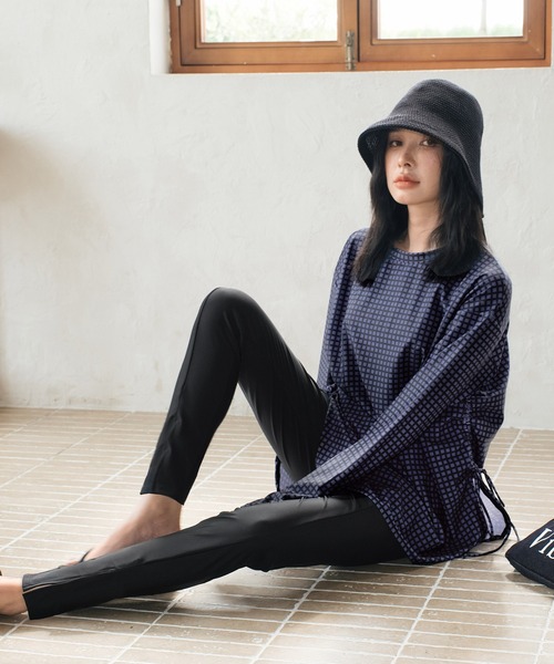 OSYAREVO(オシャレボ)の「水着 レディース 体型カバー ラッシュガード 紫外線カット率 99%以上 UPF50+ uvカット フィットネス 水陸両用 ラッシュレギンス サイドギャザー セットアップ セパレート(ラッシュガード・レディース・ホワイト×ブルー/ホワイト×ブラック/ブラック/ダークベージュ/ベージュ/ブラウン/チェック/ナチュラル/グレイッシュブルー/ハウンドトゥース/ネイビー系/ブラウン系その他・MEDIUM/LARGE/X-LARGE)」の13枚目の写真