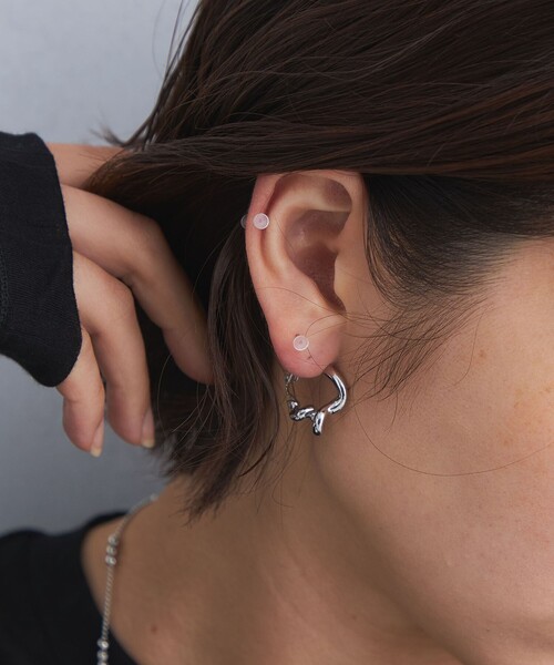 green label relaxing（グリーンレーベルリラクシング）の「Meltyフープ イヤリング（イヤリング・レディース・ゴールド/シルバー・FREE）」の4枚目の写真