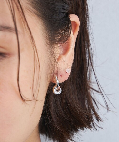 green label relaxing（グリーンレーベルリラクシング）の「Meltyフープ イヤリング（イヤリング・レディース・ゴールド/シルバー・FREE）」の3枚目の写真