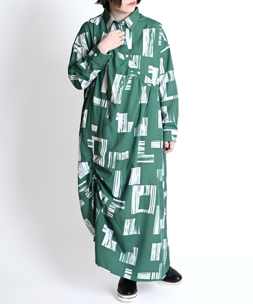 MARAI(マーライ)の「総柄 変形長袖ロングワンピース アシンメトリー カシュクール 大人カジュアル(ワンピース・レディース・グリーン/ブラック・FREE)」の1枚目の写真