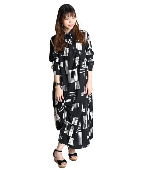MARAI(マーライ)の「総柄 変形長袖ロングワンピース アシンメトリー カシュクール 大人カジュアル(ワンピース・レディース・グリーン/ブラック・FREE)」の3枚目の写真