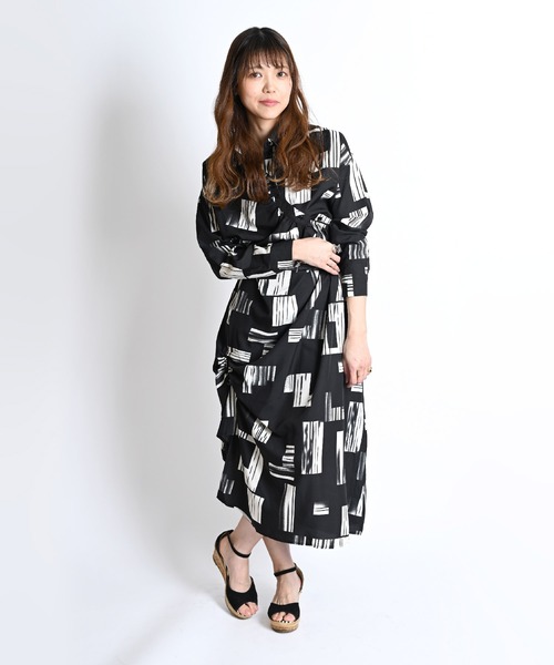 MARAI(マーライ)の「総柄 変形長袖ロングワンピース アシンメトリー カシュクール 大人カジュアル(ワンピース・レディース・グリーン/ブラック・FREE)」の4枚目の写真