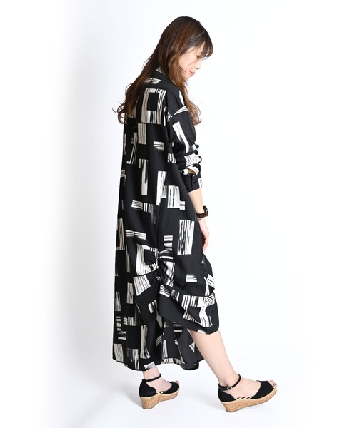 MARAI(マーライ)の「総柄 変形長袖ロングワンピース アシンメトリー カシュクール 大人カジュアル(ワンピース・レディース・グリーン/ブラック・FREE)」の6枚目の写真